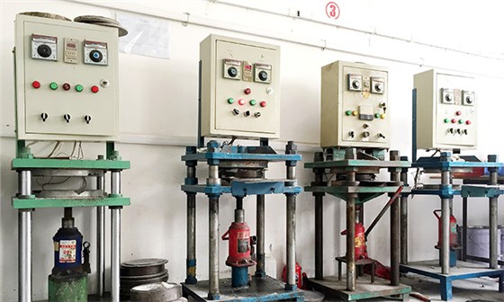 橡膠模具機(jī)-鑫愛機(jī)器設(shè)備