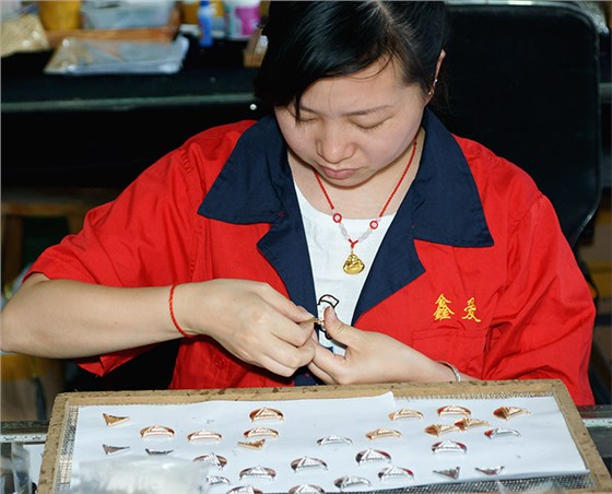 鑫愛(ài)飾品生產(chǎn)流程之產(chǎn)品巡檢