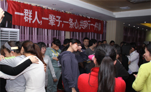 鑫愛(ài)飾品廠家--一群人，一輩子，一條心，共同干一件事！